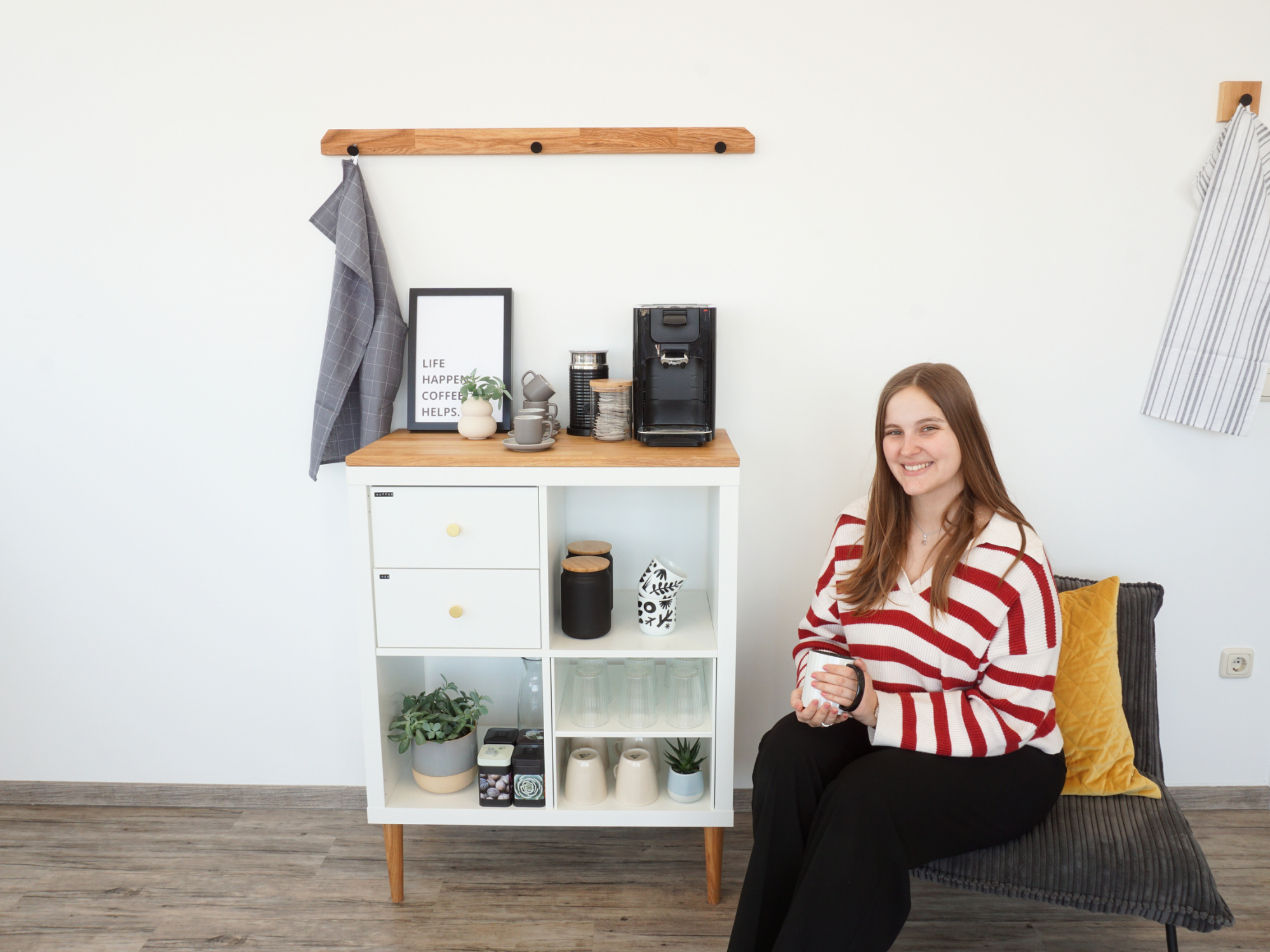 Ikea Kallax mit Massivholzplatte aus Eiche Natur geölt, Möbelfüße Upp mit 20cm Höhe und Möbelknöpfe Nappi in Gold
