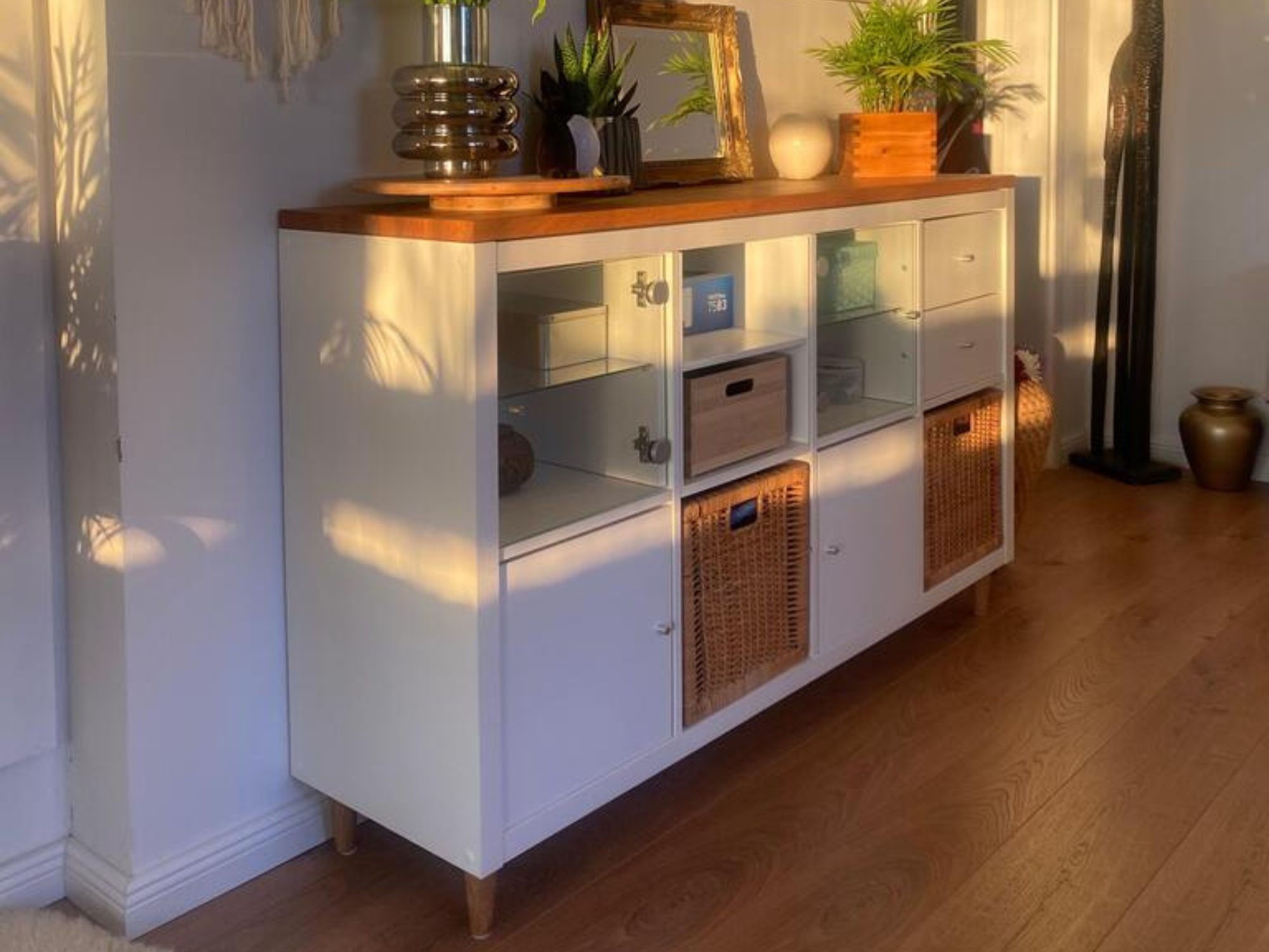 Ikea Kallax 4x2 Würfelregal mit Massivholzdeckplatte aus Eiche in Natur geölt mit Dekoration. Wohnbeispiel einer Kundin im Wohnzimmer.