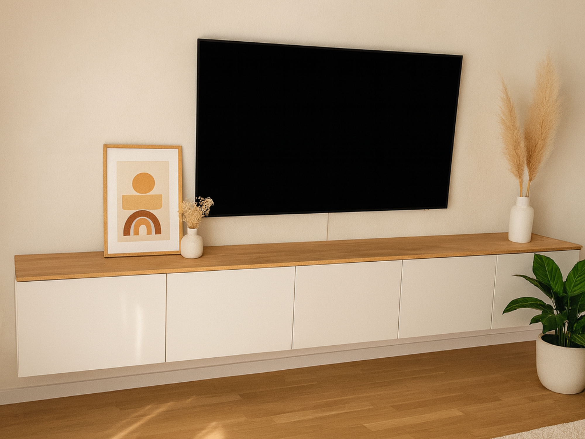 IKEA Besta 5 in Weiß mit Massivholzdeckplatte aus Eiche in Natur geölt mit schlichter und heller Dekoration um einen Skandi-Look zu kreieren. Dargestellt als Wohnbeispiel für ein modernes Wohnzimmer mit schlichtem TV-Board von IKEA.
