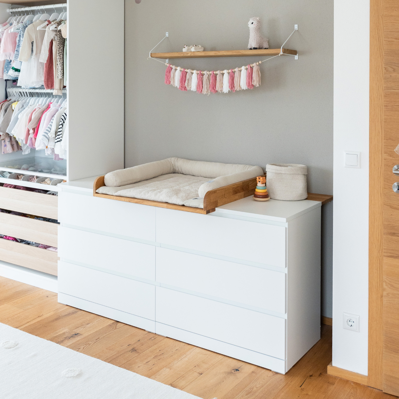 Wickelaufsatz Modulino von Omformo auf einer Malm Kommode 160 cm in einem Kinderzimmer mit Deko