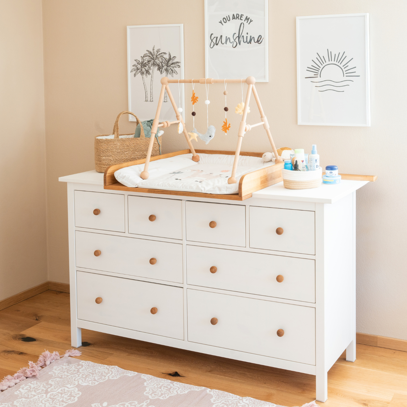 IKEA Hemnes Kommode mit Wickelauflage von Omformo aus Eiche Massiholz mit Wickelutensilien auf der Ablagefläche