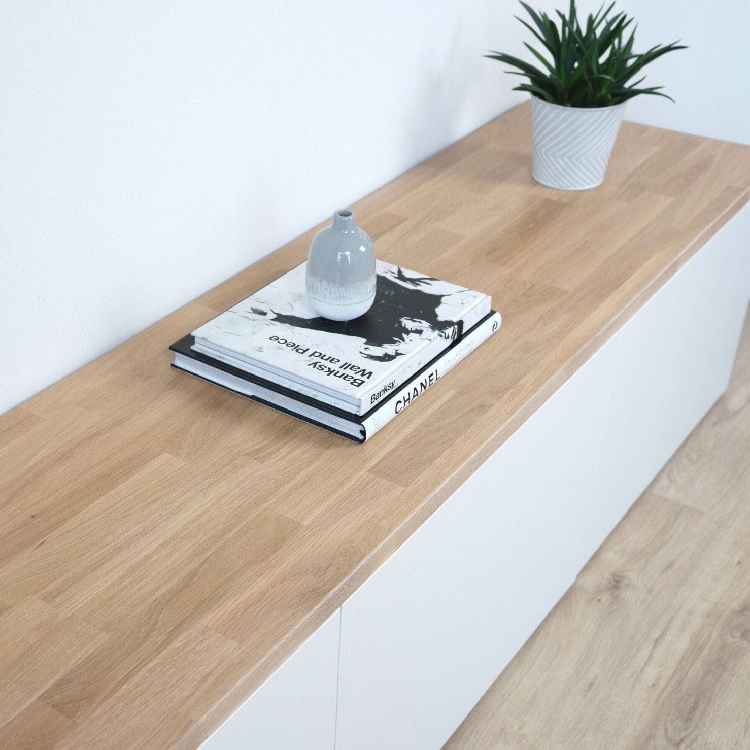 Besta 3 breit mit Massivholzdeckplatte in Eiche Weiß geölt in 26 mm Stärke mit Dekoration