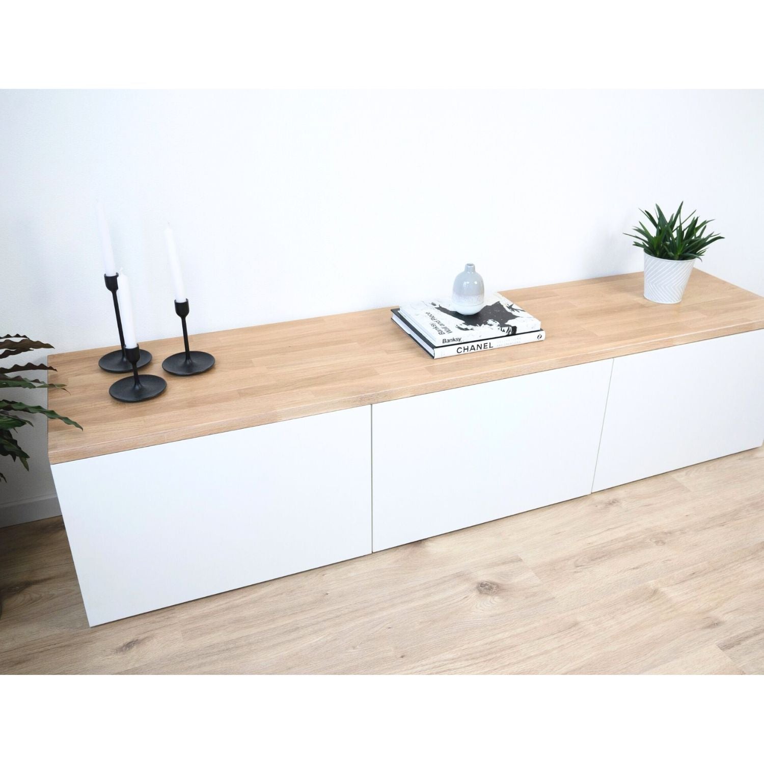 Besta 3 breit mit Massivholzdeckplatte in Eiche Weiß geölt in 26 mm Stärke mit Dekorationen