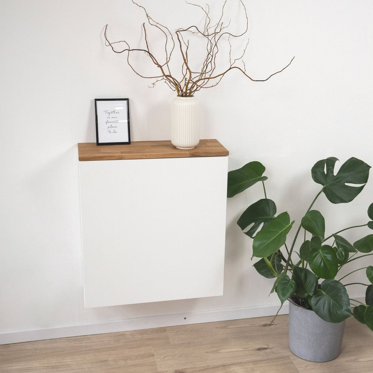 Besta 1 schmal mit Deckplatte Eiche Natur geölt mit Dekoration