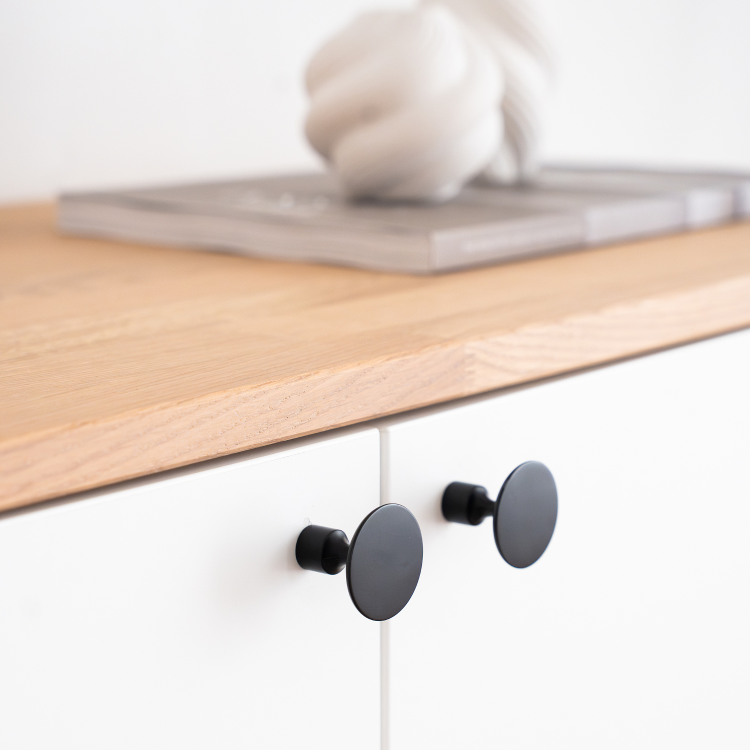 Ikea Besta 2 breiter Korpus mit Massivholzdeckplatte aus Eiche in Weiß geölt mit 19mm Stärke. Detailbild mit Dekoration.