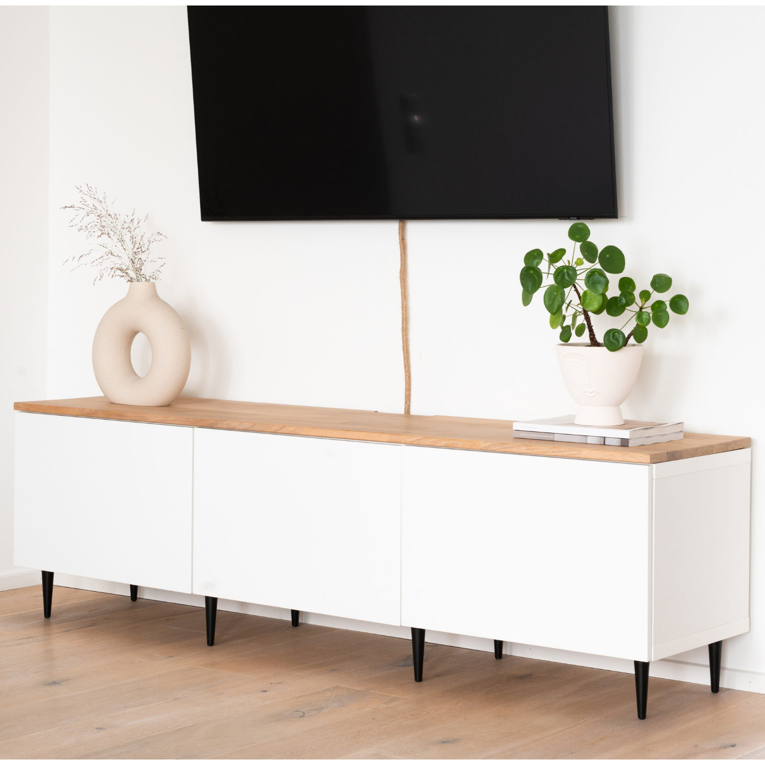 Ikea Besta breit 3 Korpusse mit Massivholzdeckplatte aus Eiche in Natur geölt mit 19 mm Stärke. Wohnbild mit Dekoration.