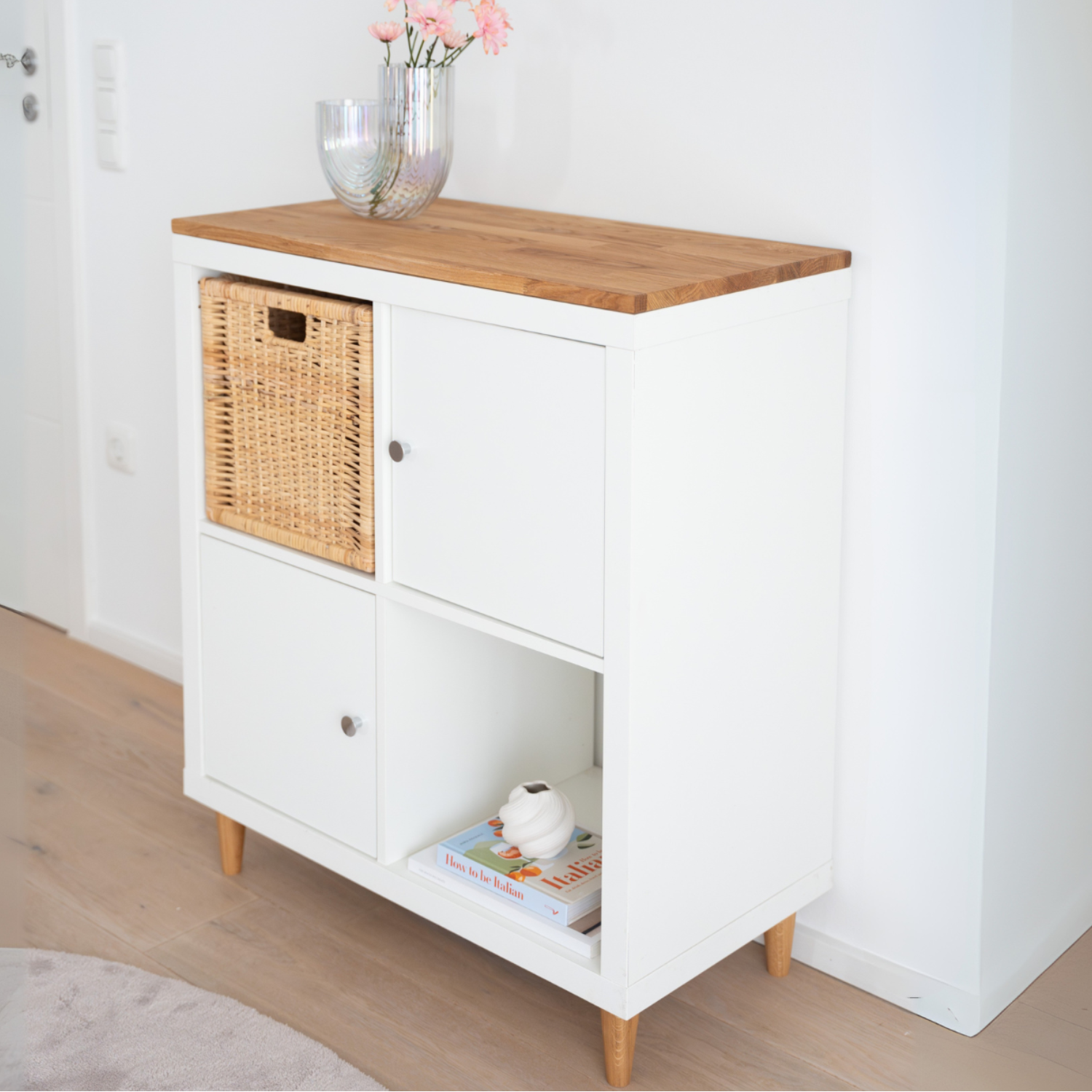 Ikea Kallax 2 mit Massivholzdeckplatte aus Eiche in Natur geölt mit 19 mm Stärke. Wohnbild mit Dekoration.