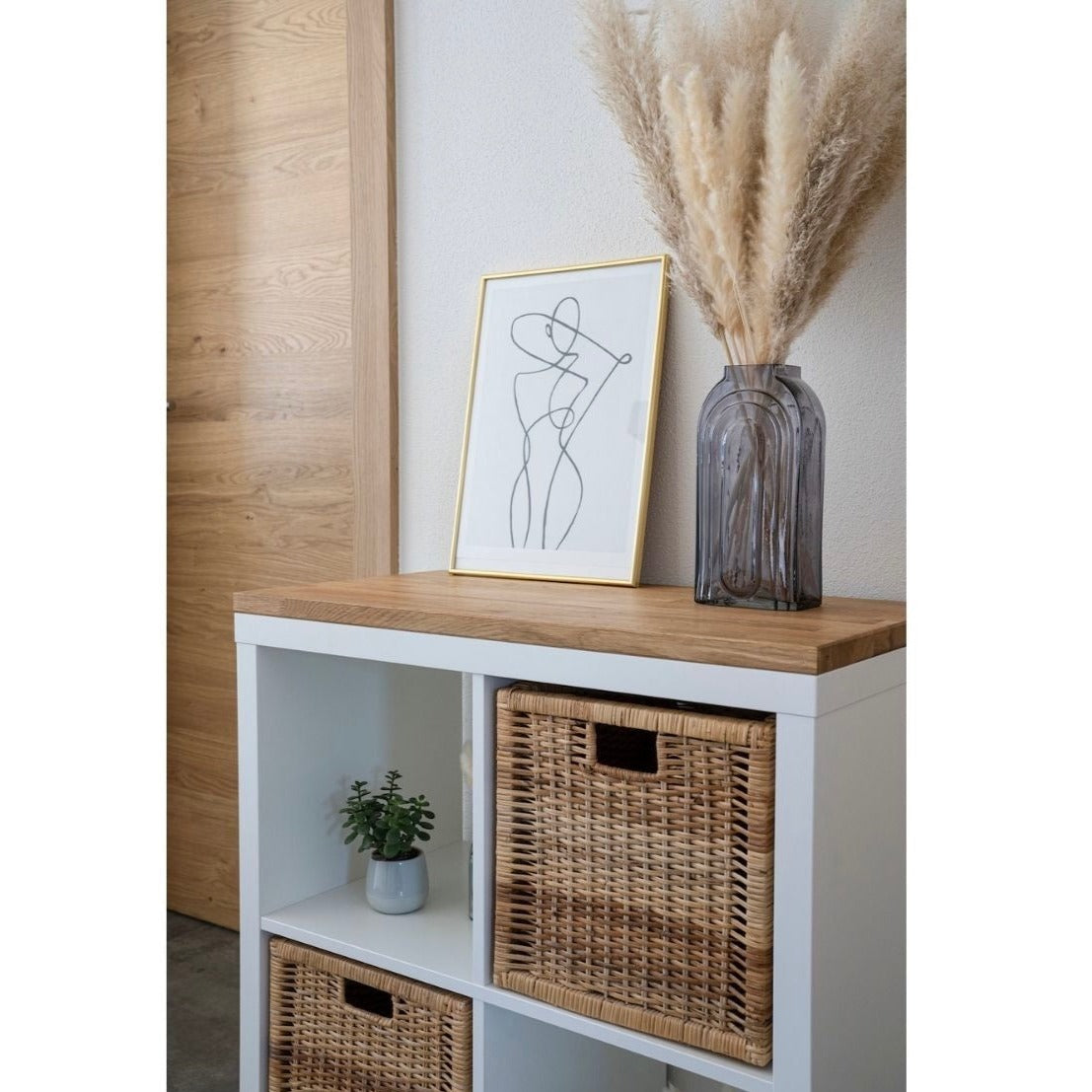 Kallax 2 Regal mit Massivholzdeckplatte aus Eiche Natur geölt in 26 mm Stärke Wohnbild mit Dekoration