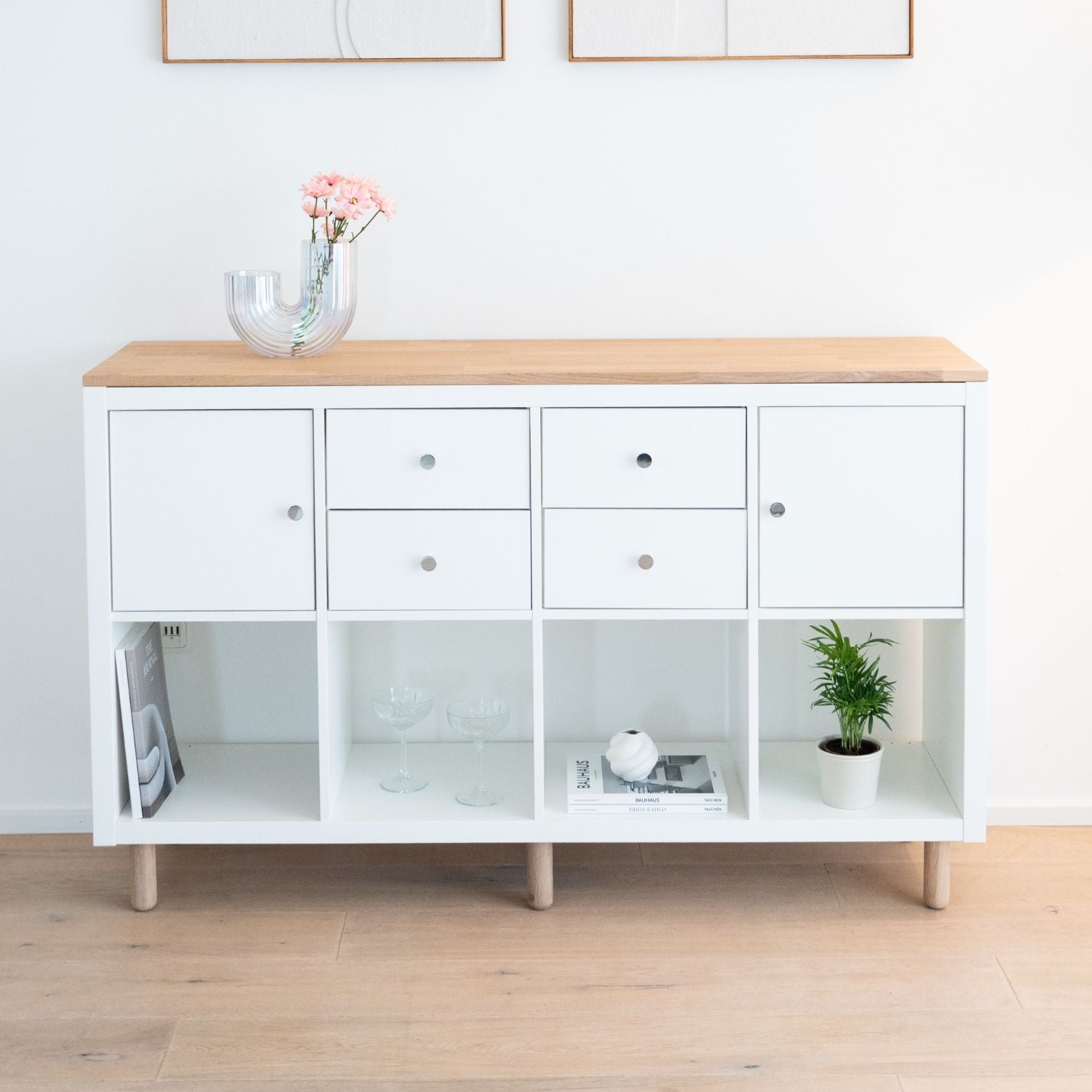 Ikea Kallax Regal mit Deckplatte Eiche Weiß, Möbelknöpfen in Chrom und Möbelfüßen Eiche Weiß