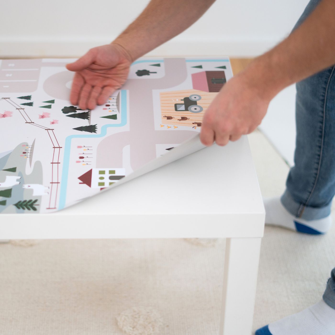 Montage Klebefolie Spielstraße auf Ikea Lack Tisch