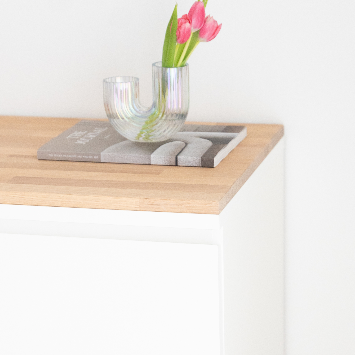 Ikea Malm Kommode mit Massivholzdeckplatte aus Eiche in Weiß geölt mit Stärke 19 mm. Detailbild mit Dekoration.