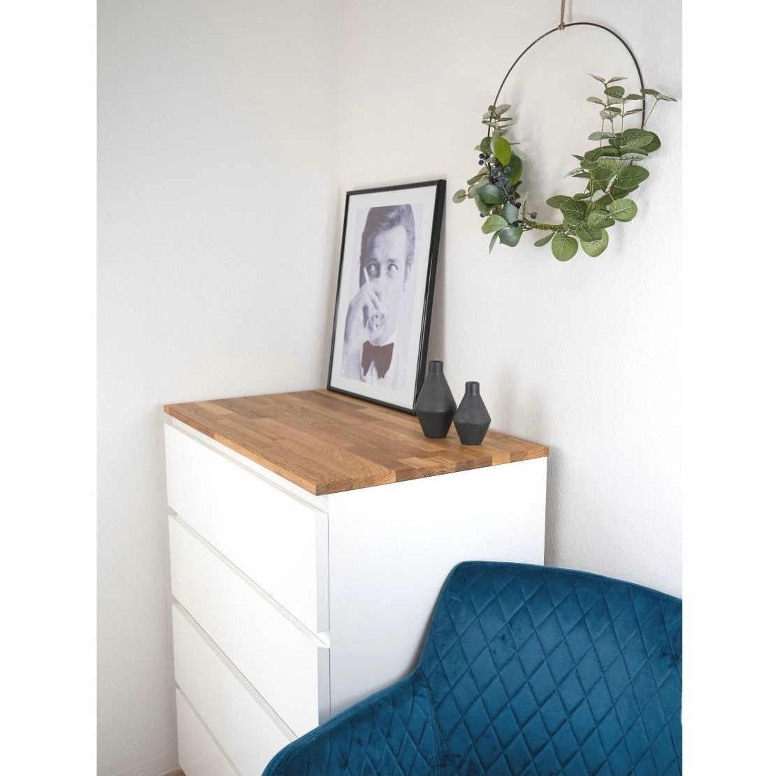 Malm Kommode mit Massivholzdeckplatte aus Eiche Natur geölt in 19 mm Stärke Wohnbild mit Dekoration