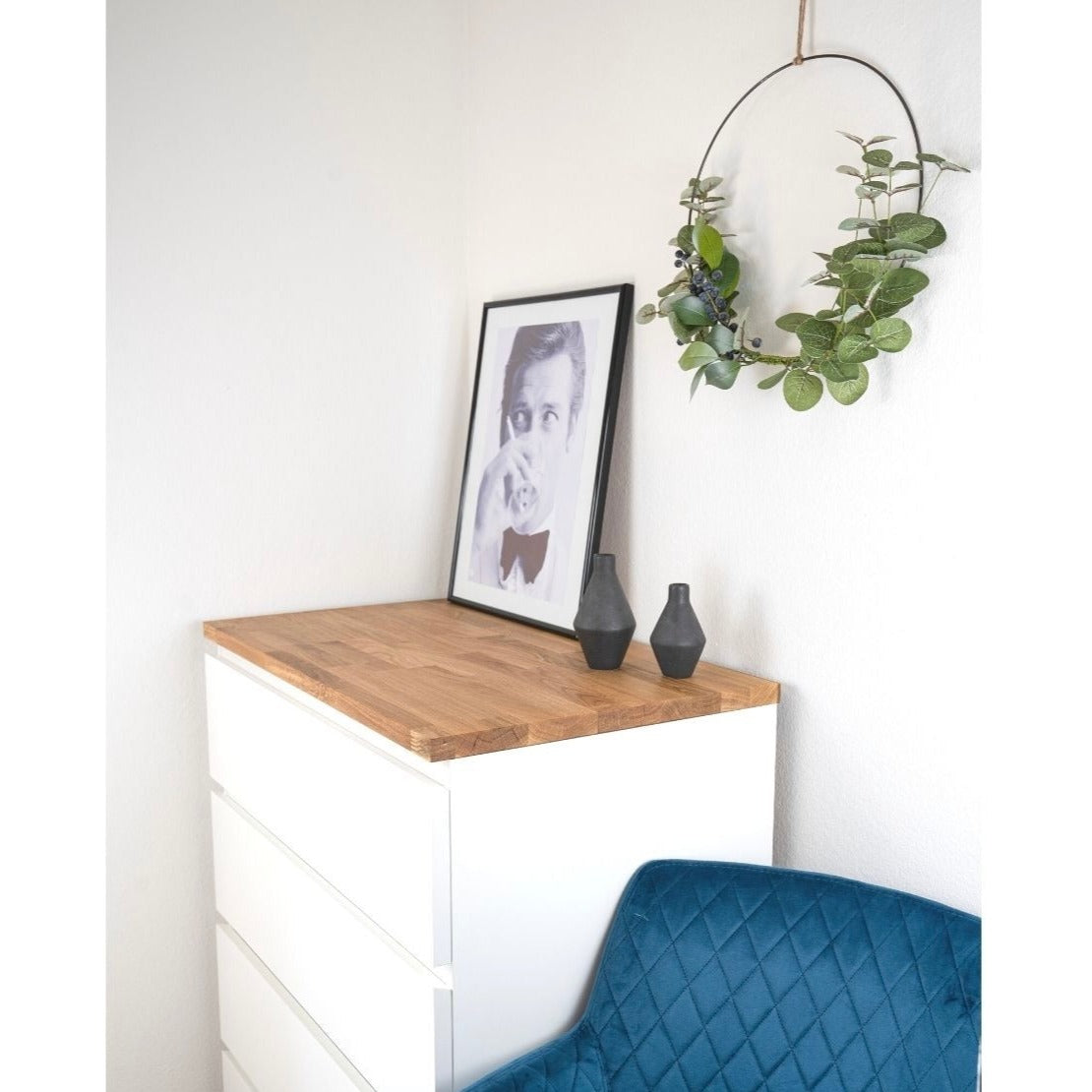 Malm Kommode mit Massivholzdeckplatte aus Eiche Natur geölt in 26 mm Stärke Wohnbild mit Dekoration