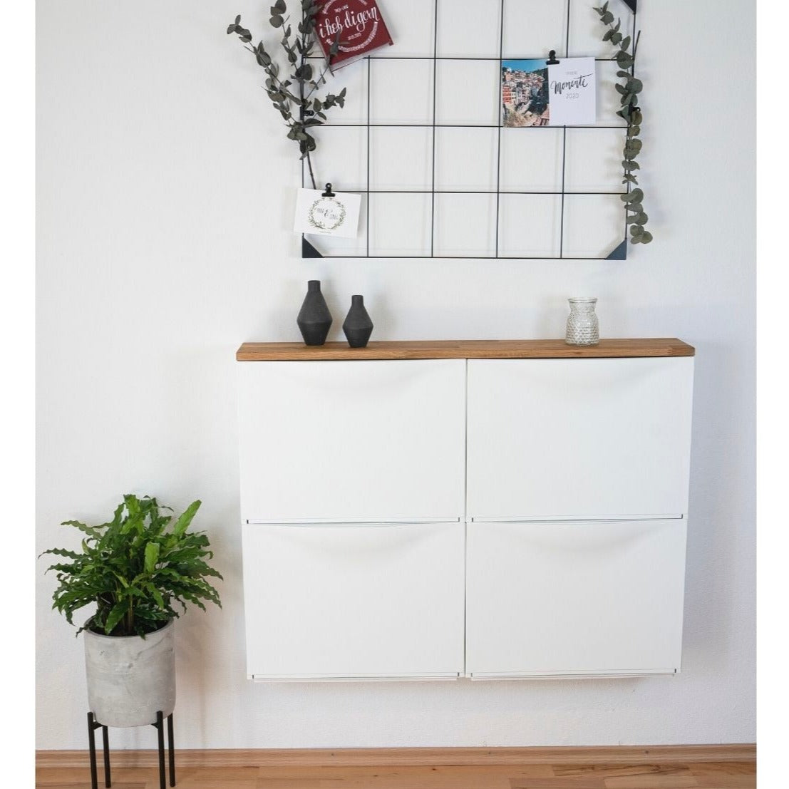 Ikea Trones Schuhschrank 2 Fächer breit mit Deckplatte in Eiche Natur geölt als Wohnbeispiel mit Dekoration