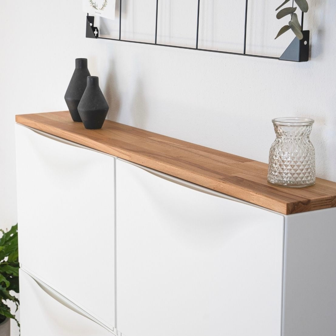 Ikea Trones Schuhschrank 2 Fächer breit mit Deckplatte in Kernbuche als Wohnbeispiel mit Dekoration im Detail