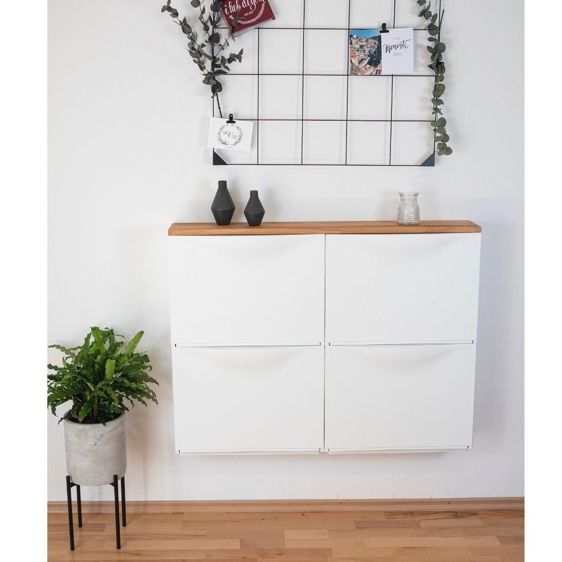 Ikea Trones Schuhschrank 2 Fächer breit mit Deckplatte in Kernbuche als Wohnbeispiel mit Dekoration