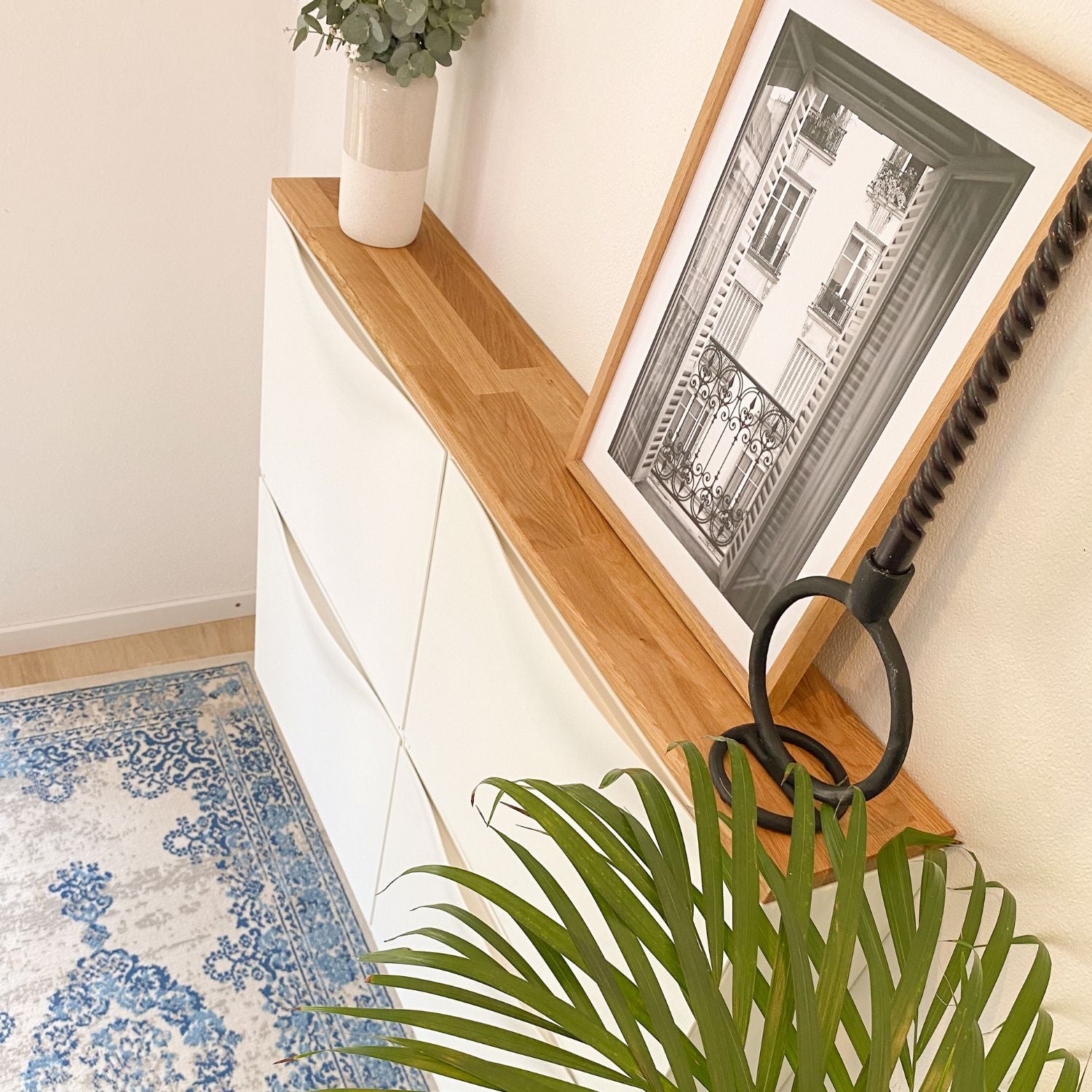 Ikea Trones 2 mit Deckplatte aus Eichenholz, Detailbild mit Dekoration
