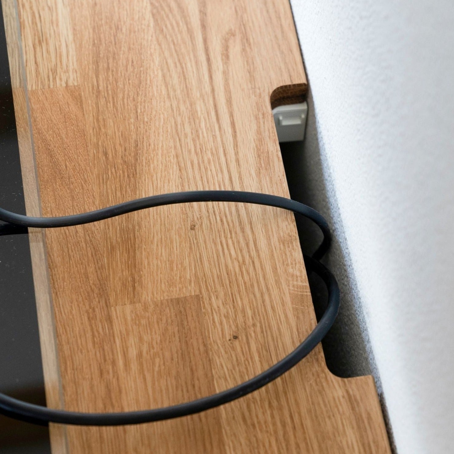 Besta 2 breit mit Massivholzdeckplatte in Eiche Natur geölt mit Kabelausschnitt