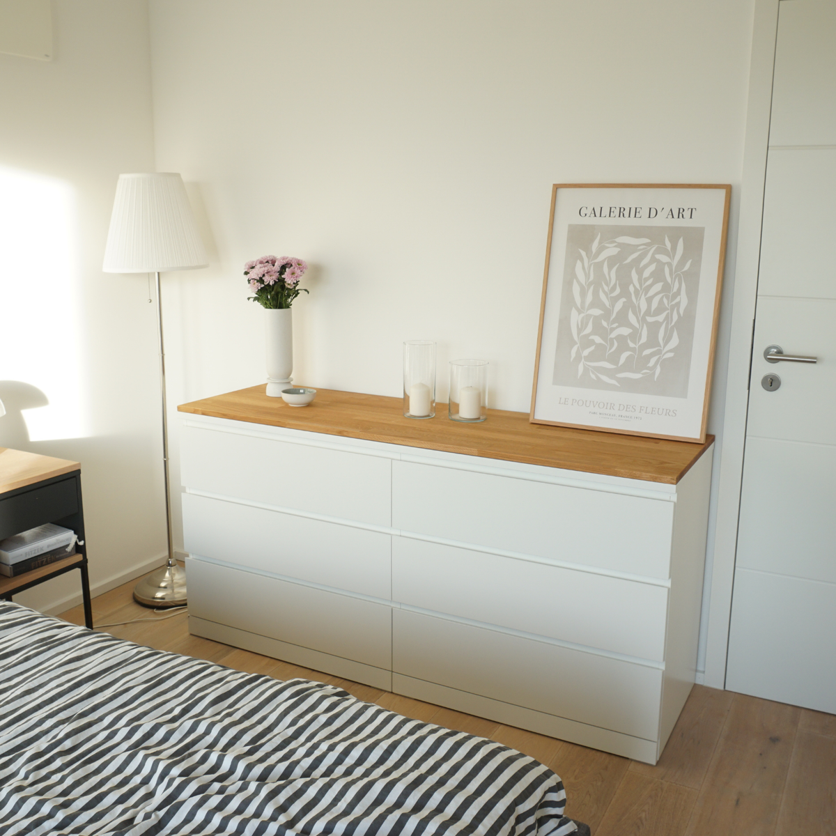 Ikea Malm Kommode mit Deckplatte aus Eichenholz, Natur geölt, Wohnbild mit Dekoration