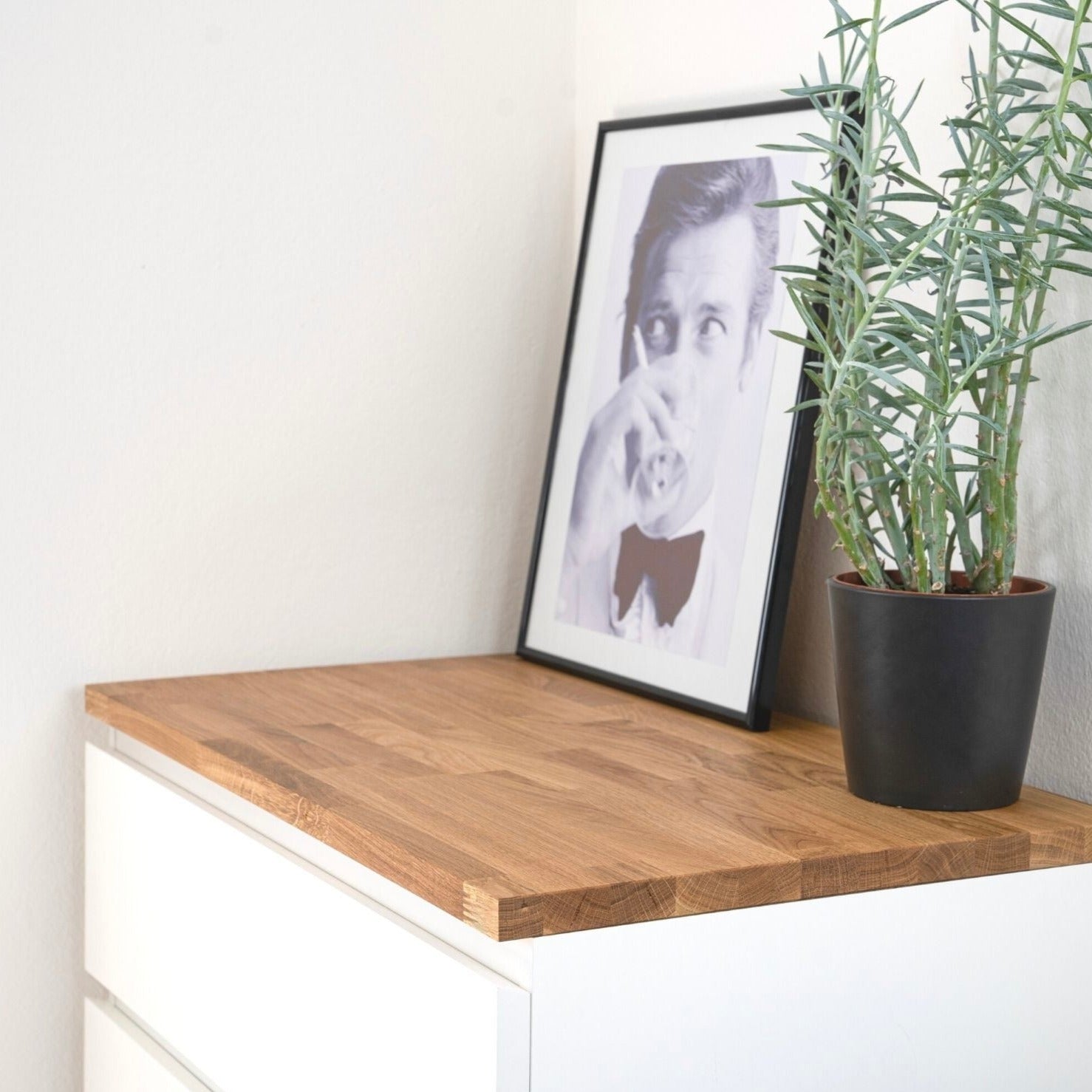 Malm Kommode mit Massivholzdeckplatte aus Eiche Natur geölt in 26 mm mit Bohrlöcher Wohnbild mit Dekoration Detailbild