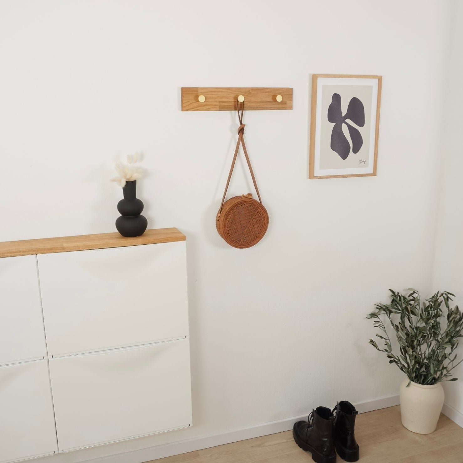 Garderobenleiste aus Eichenholz mit 3 goldenen Haken, Trones Schuhschrank