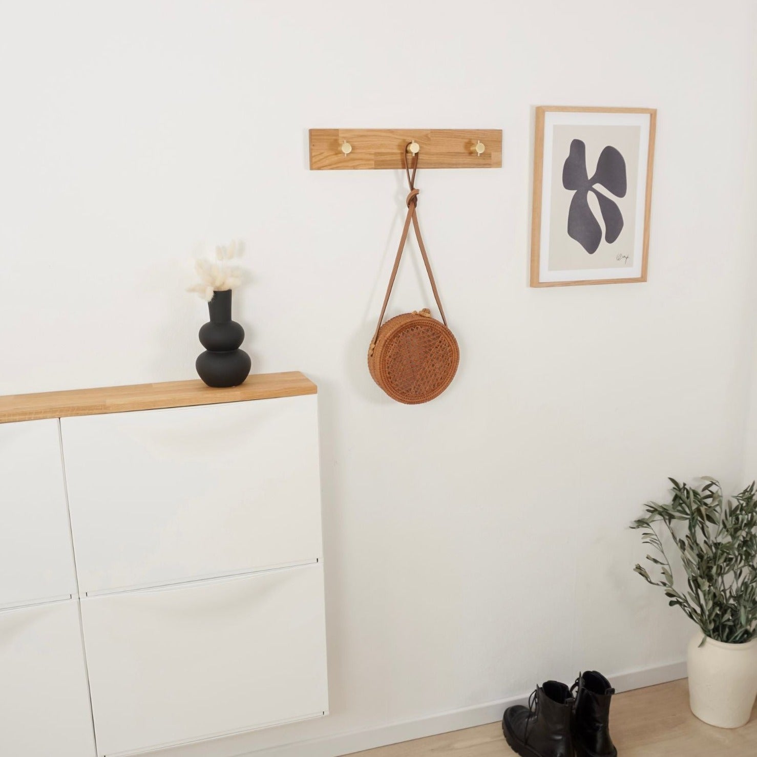 Garderobenleiste aus Eichenholz mit 3 goldenen Haken, Trones Schuhschrank
