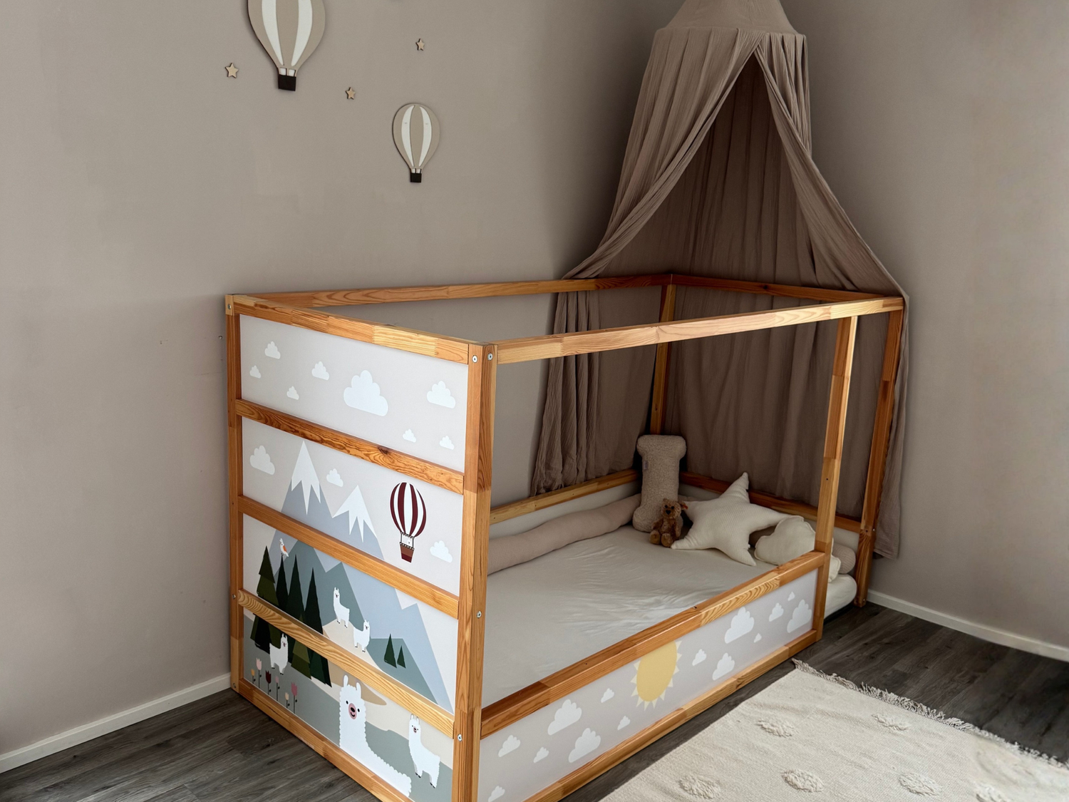 IKEA Kura Bett als Bodenbett Hack mit Klebefolie Alpakabande von Omformo Kids. Dekoriert als gemütliches Kinderzimmer als Wohnbeispiel.