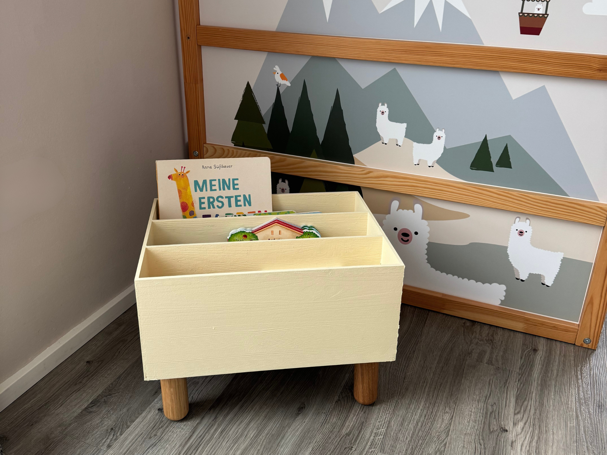 IKEA Moppe Hack als Bücherregal für Kinder mit Möbelfüßen Rundo und Klebefolie Alpakabande von Omformo Kids.