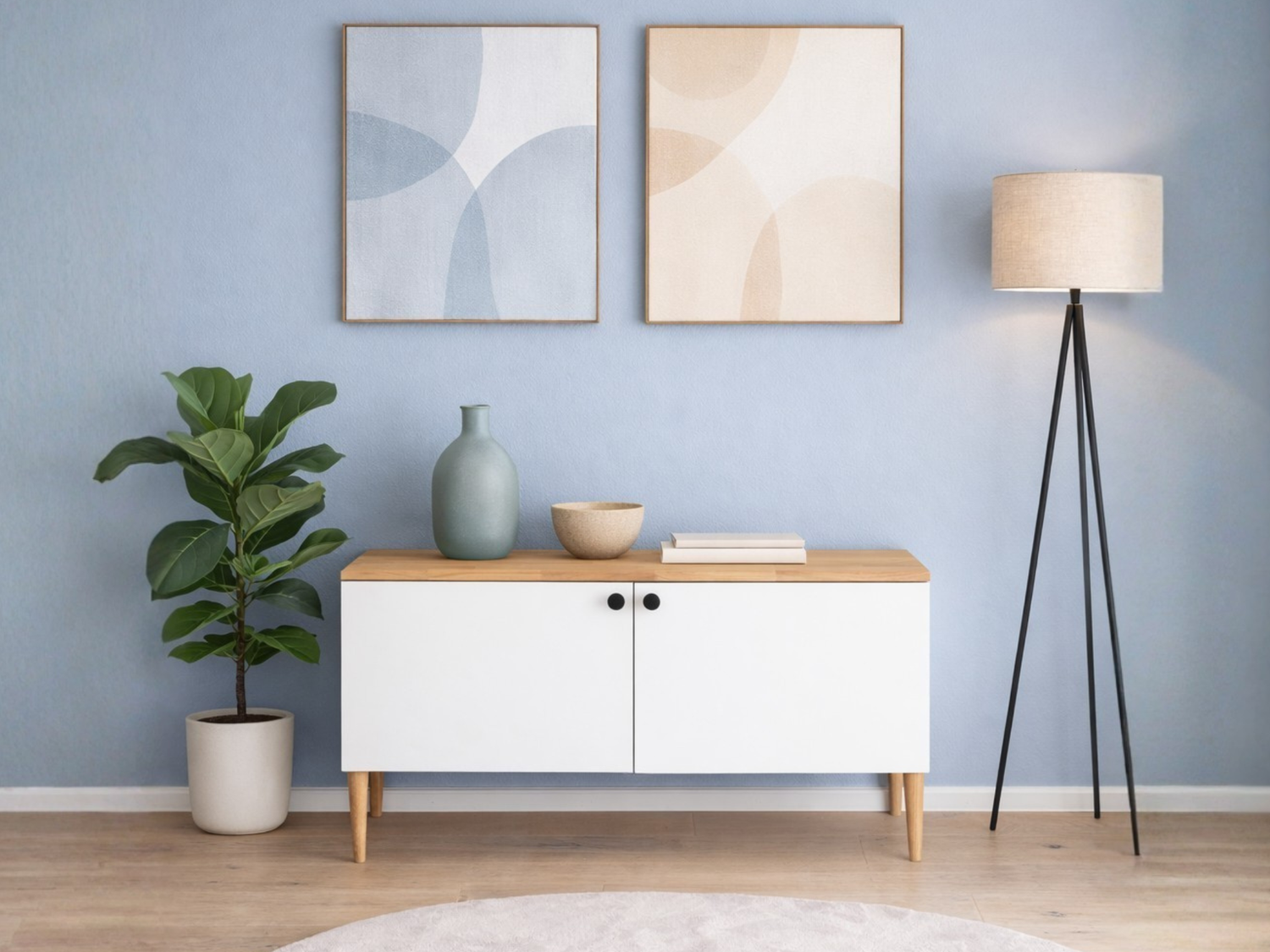 IKEA Besta Sideboard mit 120 cm Breite mit Deckplatte aus Eichenmassivholz in Natur geölt mit passenden Möbelfüßen Upp in 20cm und Möbelknöpfe Platta in Schwarz von Omformo.  Dekoriert mit beige-blauen Dekorationen für einen modernen Look im Wohnzimmer.