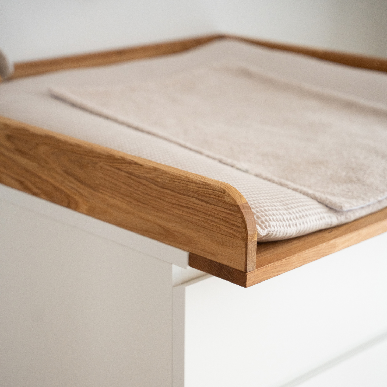 Detailaufnahme Wickelaufsatz aus Massivholz für Malm Kommode 80 cm vordere Ecke abgerundet