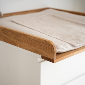 Detailaufnahme Wickelaufsatz aus Massivholz für Malm Kommode 80 cm vordere Ecke abgerundet
