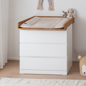 IKEA Malm Kommode mit Wickelaufsatz von Omformo aus Eiche Massivholz dekoriert mit Wickelauflage