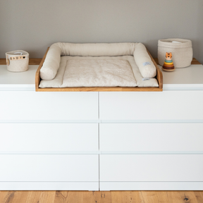 IKEA Malm Kommode 160 cm mit Wickelaufsatz aus Massivholz Eiche von Omformo und einer Wickelauflage dekoriert