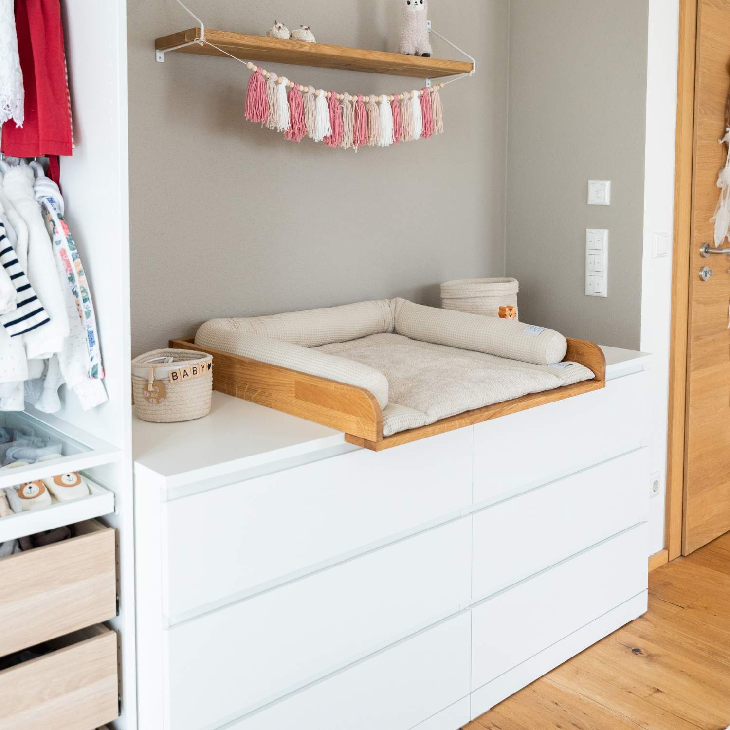 IKEA Malm Kommode 160 cm mit Wickelaufsatz aus Massivholz Eiche von Omformo dekoriert