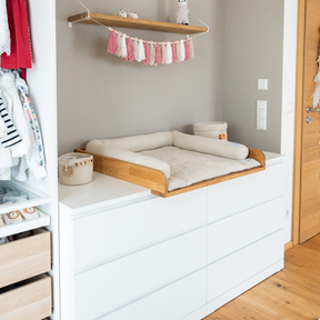 IKEA Malm Kommode 160 cm mit Wickelaufsatz aus Massivholz Eiche von Omformo dekoriert