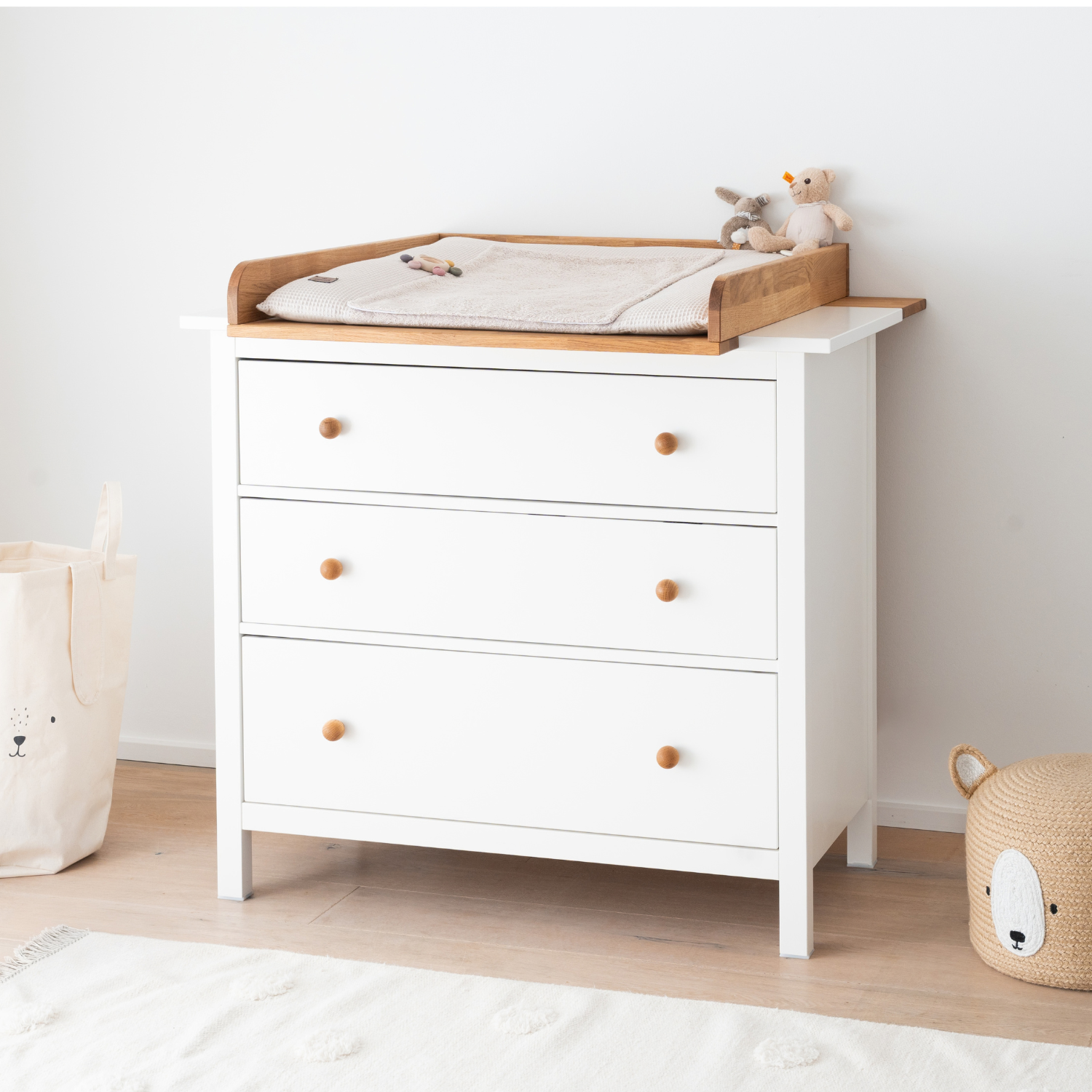 IKEA Hemnes Kommode mit Wickelaufsatz Modulino von Omformo und Wickelauflage und Deko