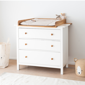 IKEA Hemnes Kommode mit Wickelaufsatz Modulino von Omformo und Wickelauflage und Deko