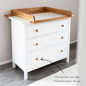Hemnes Kommode mit Wickelaufsatz Modulino von Omformo, kombiniert mit Möbelknöpfen Kuula (rund) aus Eiche Massiholz