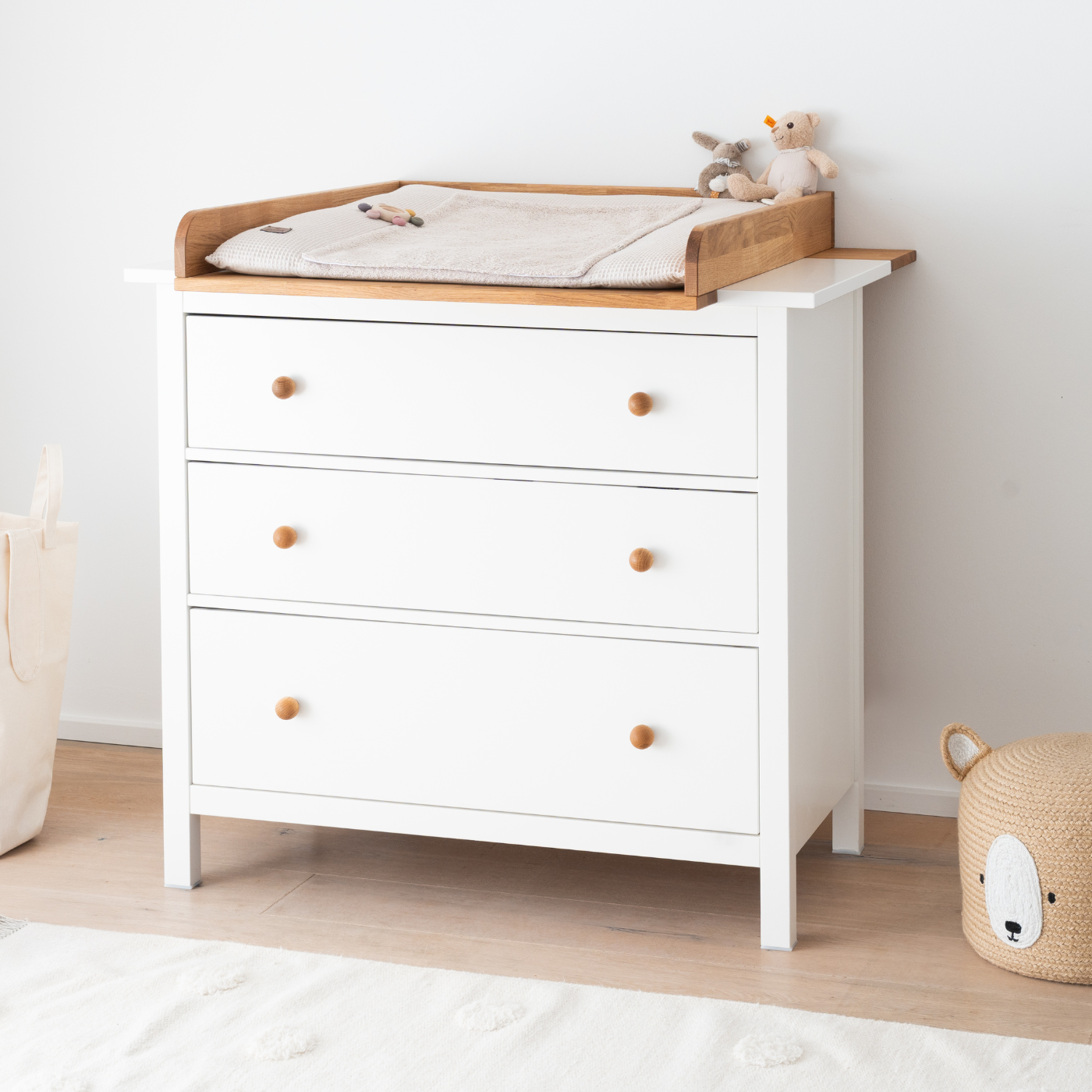 IKEA Hemnes Kommode 108 cm mit Wickelaufsatz aus Massivholz Eiche von Omformo dekoriert
