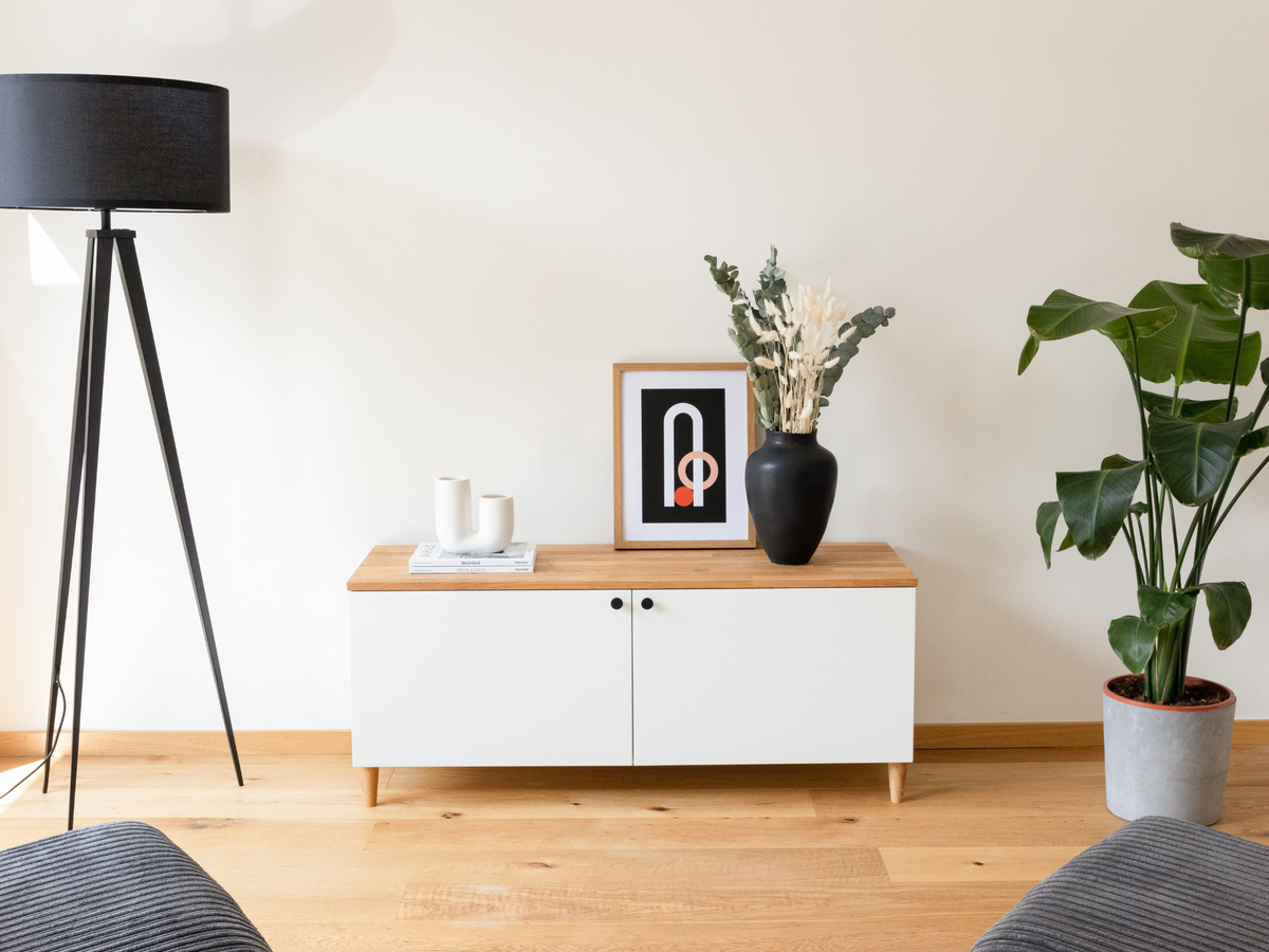 Ikea Besta mit Deckplatte aus Eichenholz, Möbelfüßen und Knöpfen