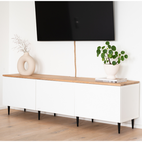 Ikea Besta breit 3 Korpusse mit Massivholzdeckplatte aus Eiche in Natur geölt mit 19 mm Stärke. Wohnbild mit Dekoration.