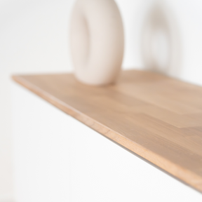 Ikea Besta breit 3 Korpusse mit Massivholzdeckplatte aus Eiche in Weiß geölt mit 19mm Stärke. Detailbild mit Dekoration.