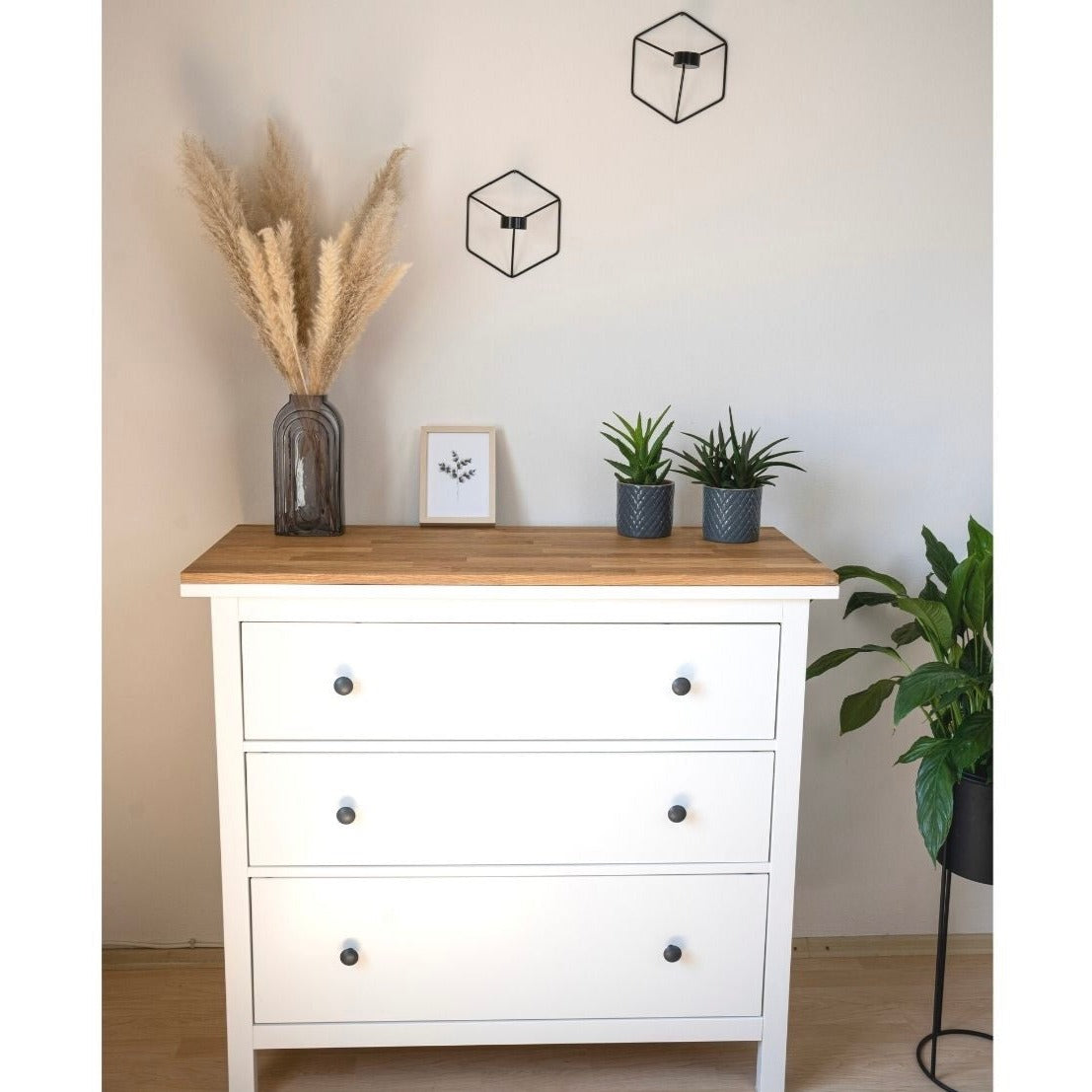 Ikea Hemnes Kommode mit 3 bzw. 6 Schubladen mit Holzplatte in Eiche Natur als Wohnbeispiel