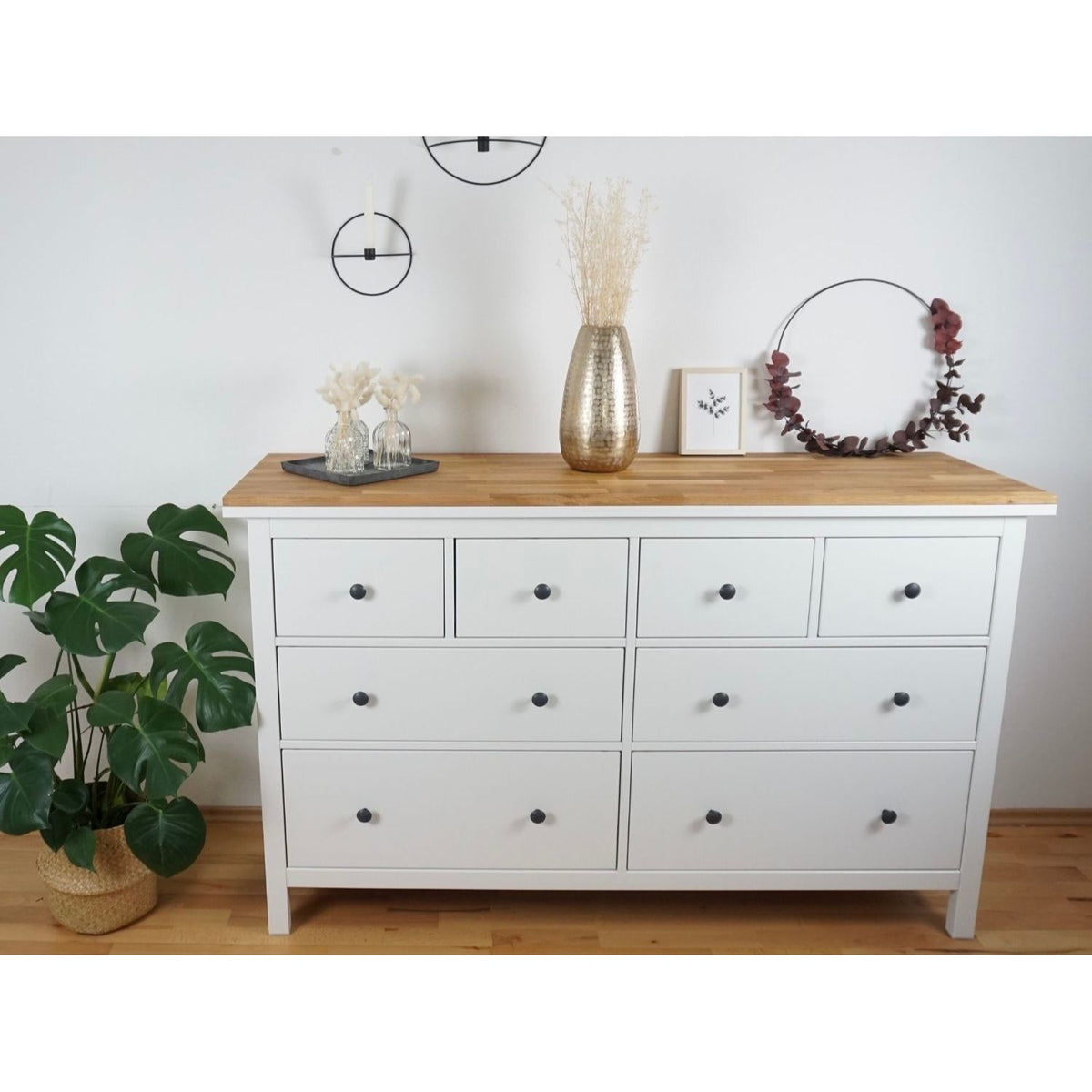 Ikea Hemnes Kommode mit 8 Schubladen mit Holzplatte in Eiche Natur als Wohnbeispiel