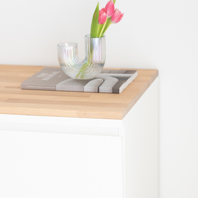Ikea Malm Kommode mit Massivholzdeckplatte aus Eiche in Weiß geölt mit Stärke 19 mm. Detailbild mit Dekoration.