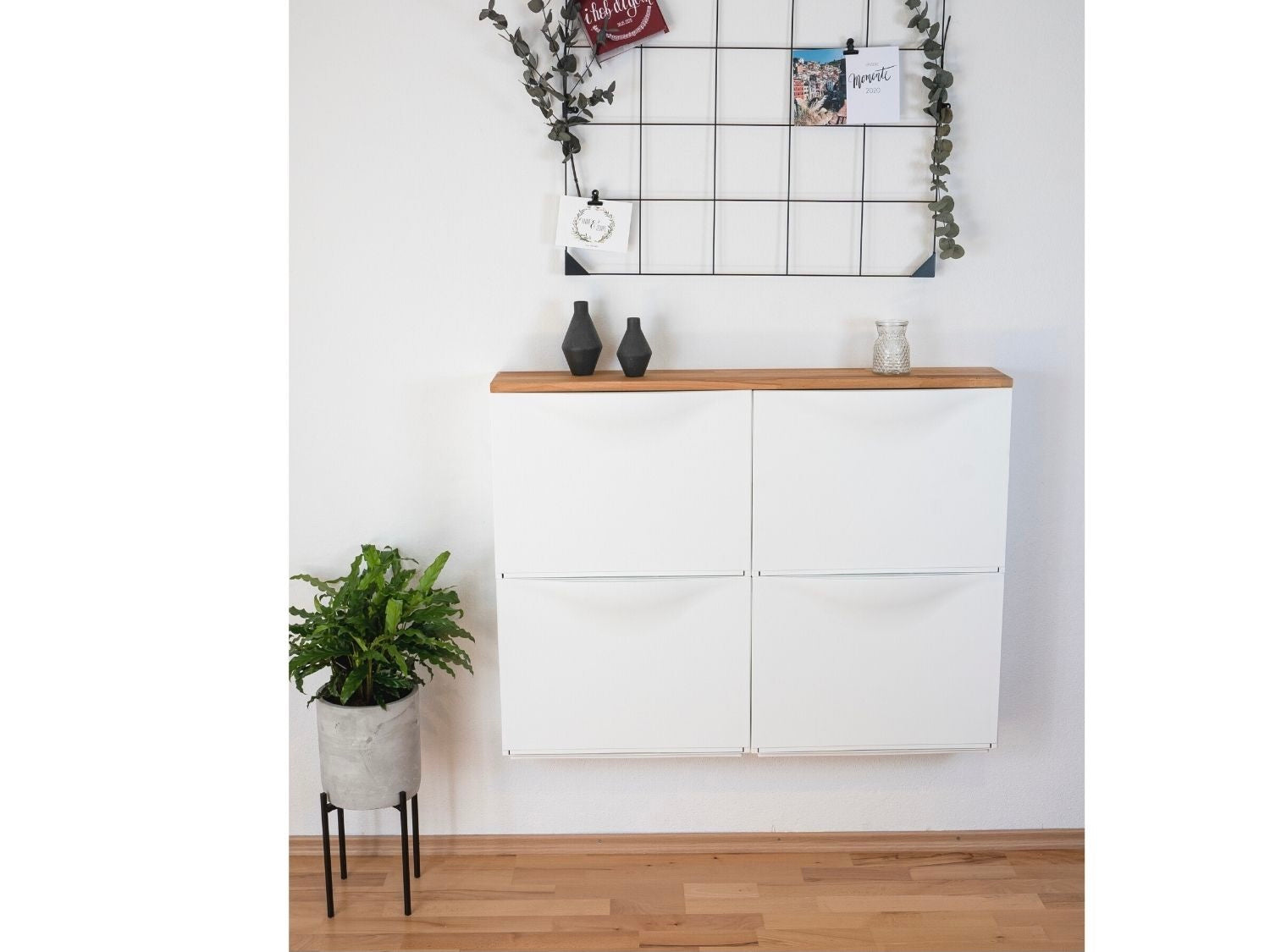 Ikea Trones Schuhschrank 2 Fächer breit mit Deckplatte in Kernbuche als Wohnbeispiel mit Dekoration
