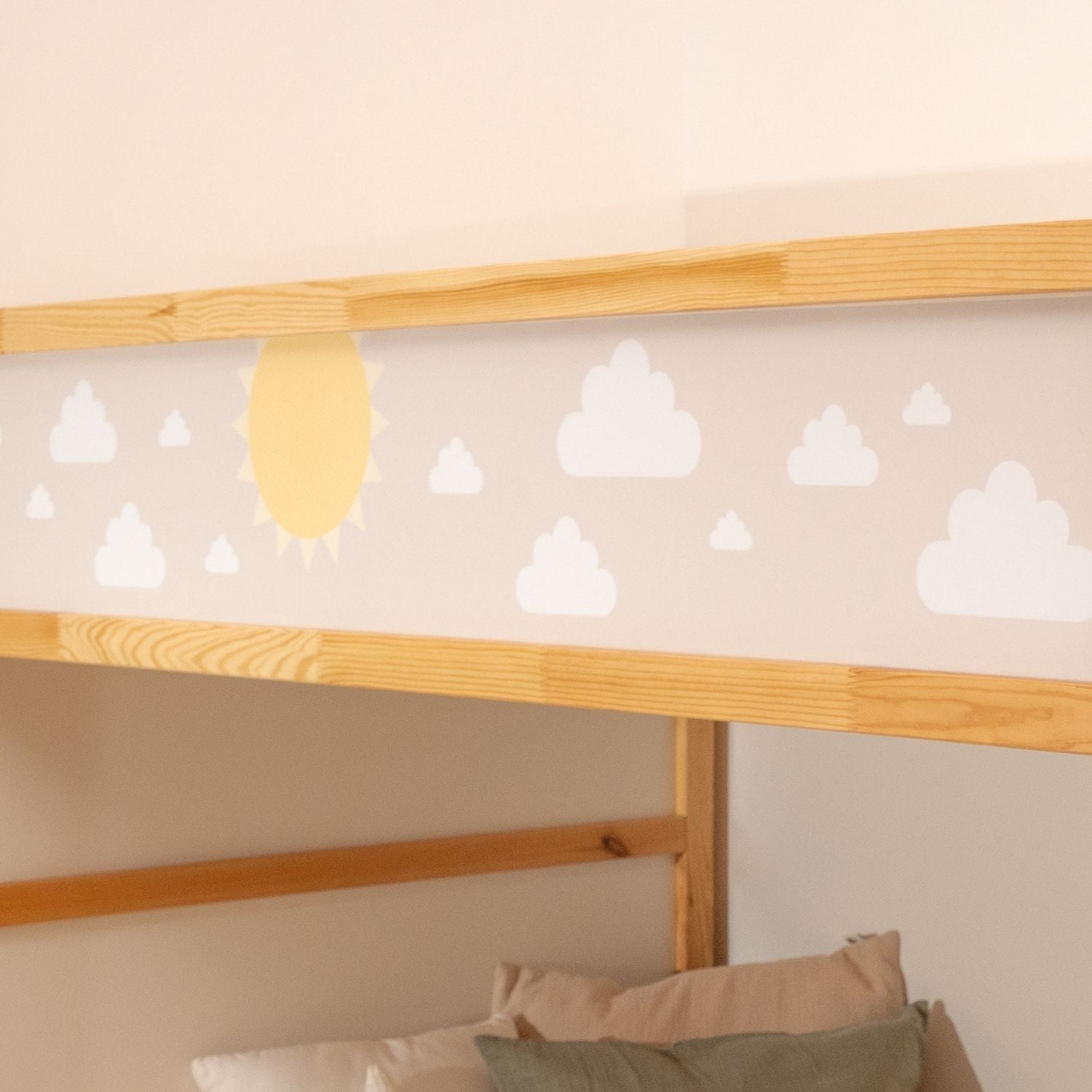 Klebefolie Ikea Kura Kinderbett mit Sonne und Wolken, Detail