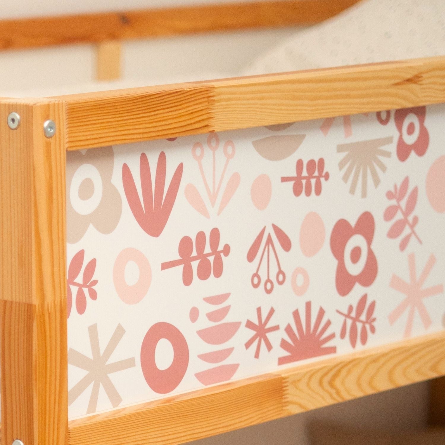 Klebefolie Ikea Kura Kinderbett mit Blumendesign, rosa, Detail