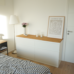Ikea Malm Kommode mit Deckplatte aus Eichenholz, Natur geölt, Wohnbild mit Dekoration
