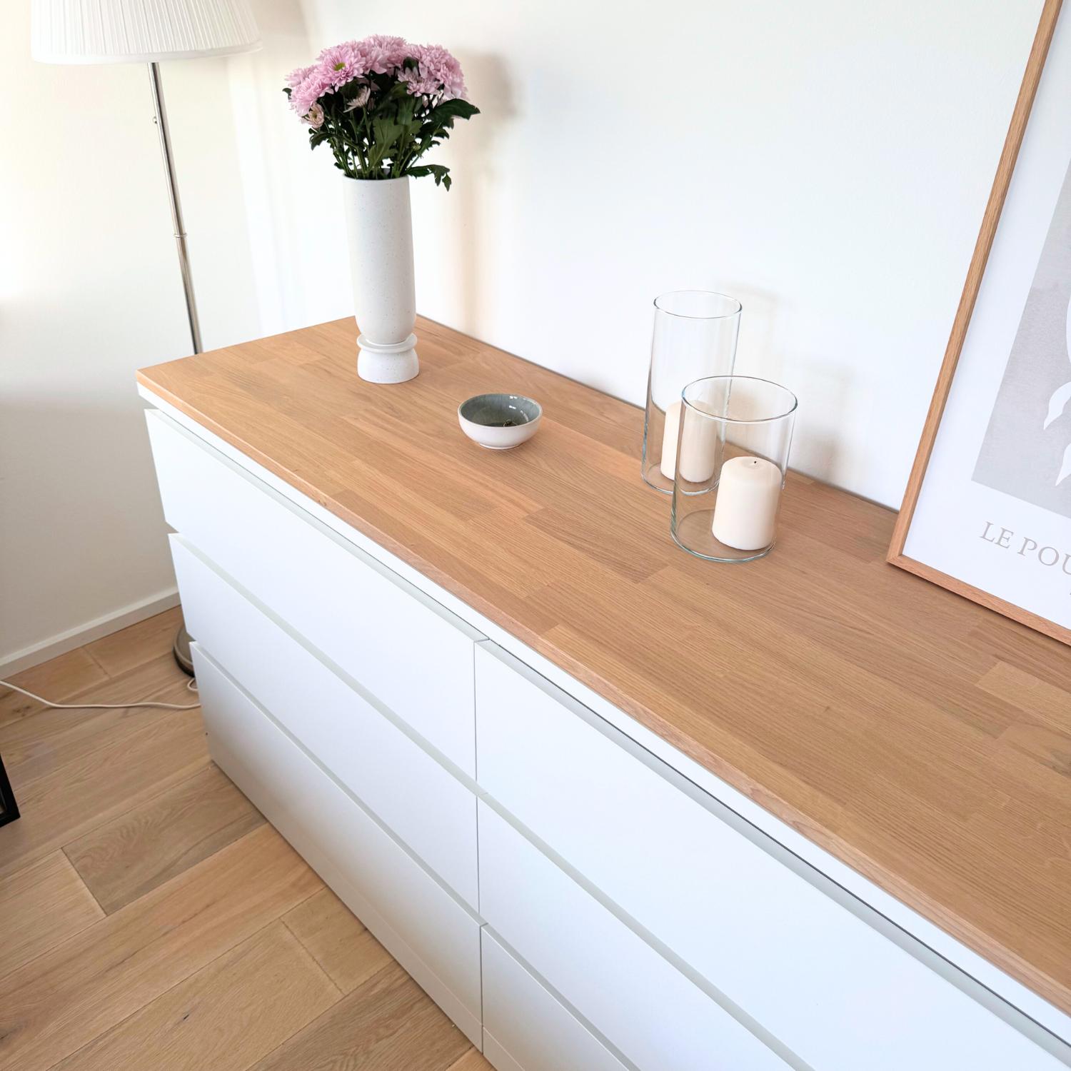 Ikea Malm Kommode mit Deckplatte aus Eichenholz, Weiß geölt, Detailbild mit Dekoration